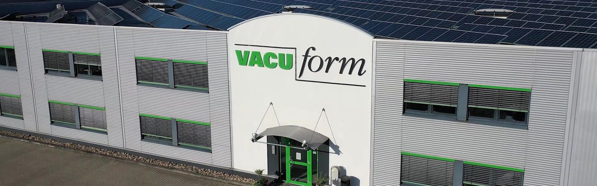 Das Firmengebäude der VACU-form WISCHEMANN GmbH & Co. KG mit Solarpanelen auf dem Dach.